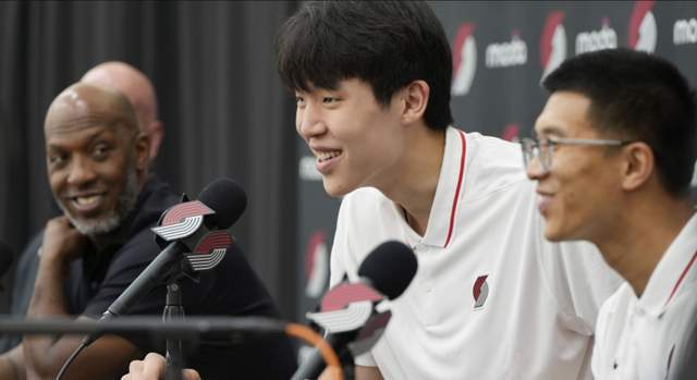 霸气!杨瀚森签约开拓者注册英文社媒,背景图写着:焦虑个锤子!