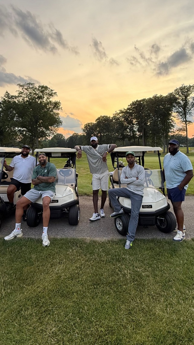 打磨球技🏌🏾詹姆斯转发在家乡阿克伦与好友打高尔夫合影