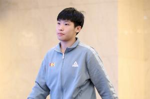 亚博体育平台-很能抢！陈明伶拿到5分拼下12篮板 其中5个前场篮板