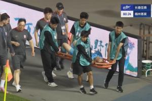 亚博体育平台-望无大碍！吴亚轲因伤被担架抬出场，此前神扑力保球门不失