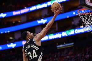 亚博体育平台-第三节未到一半 字母哥已经23分10板12助拿下三双 生涯第53次三双