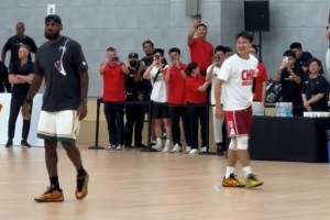 亚博体育平台-队长同框！赵睿出席詹姆斯中国行活动 开心与现场球迷打招呼