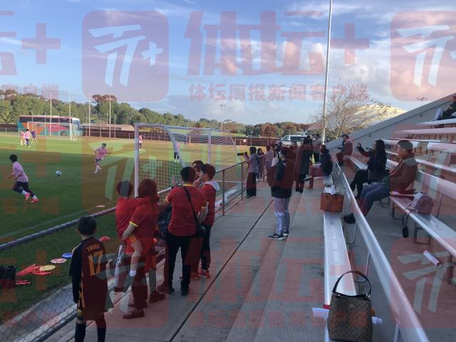 亚博体育官网-女足训练开放日受球迷追捧 王霜亲切签名与互动