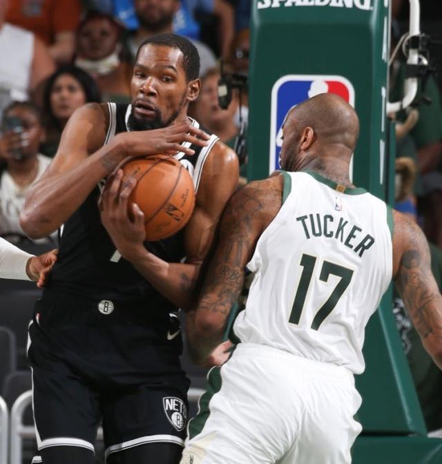 亚博体育APP-全明星裁判阵容吹出离奇比赛 篮球场变身八角笼？